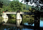 Alte Schleuse des Ludwig-Main-Donau-Kanals im Altmühl-Altarm zwischen Prunn und Essing, Kanal-km 158. : Schleuse, Altarm
